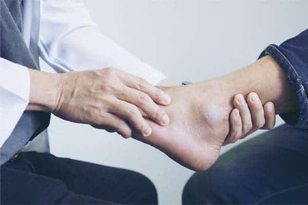 Ligamentoplastie de cheville sous arthroscopie : quels avantages ?